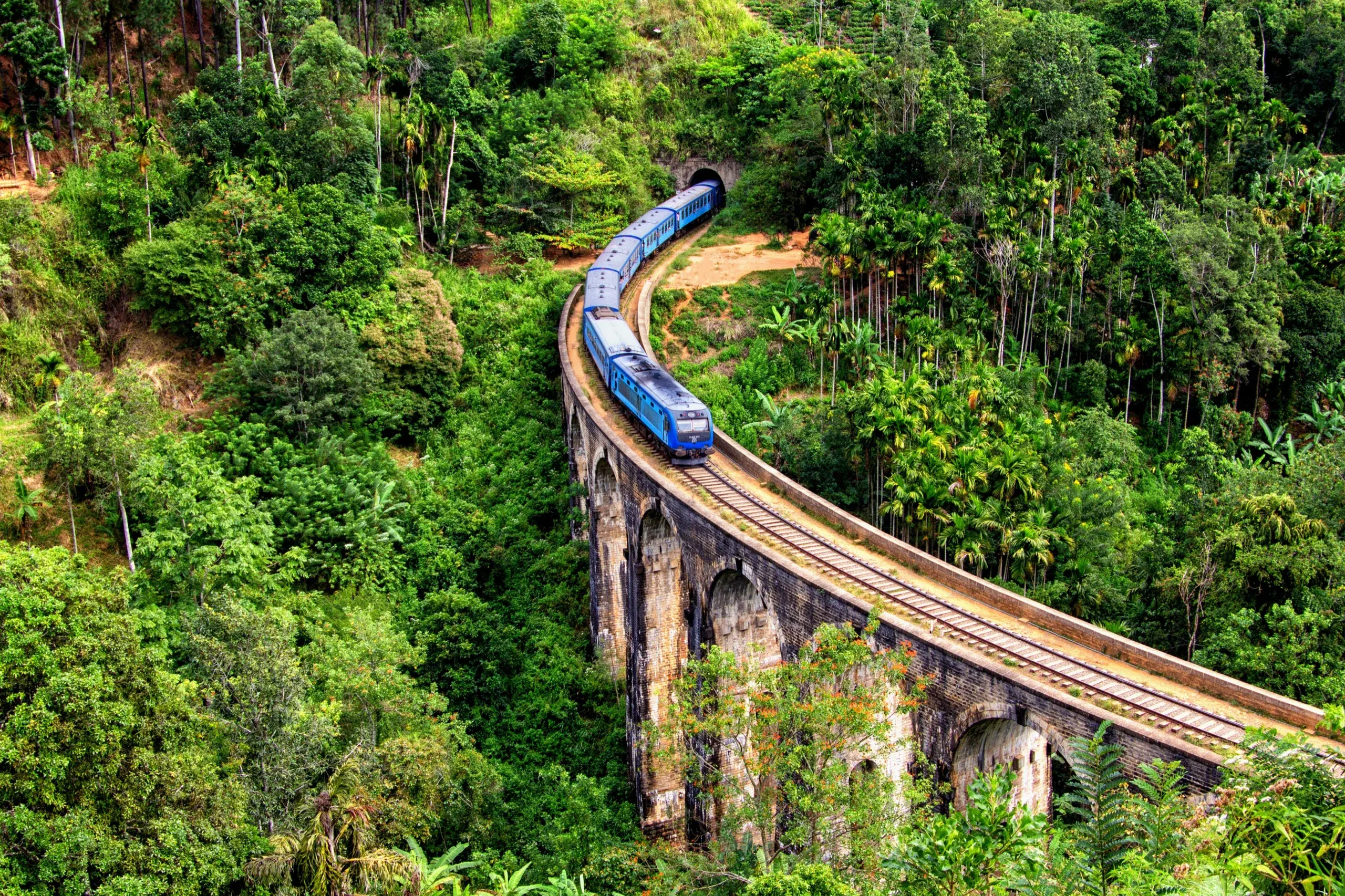 Ella Nine Arch Bridge - morning mist, blue train crossing